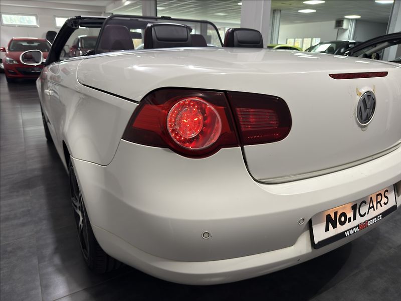 Volkswagen EOS 2,0   FSI ČERVENÁ KŮŽE BI-XEN - fotka 22 z 25