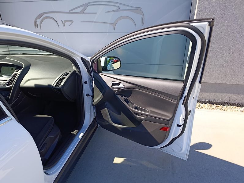 Ford Focus 1.0 ECOBOOST TREND ČR 1.MAJ  - fotka 24 z 27