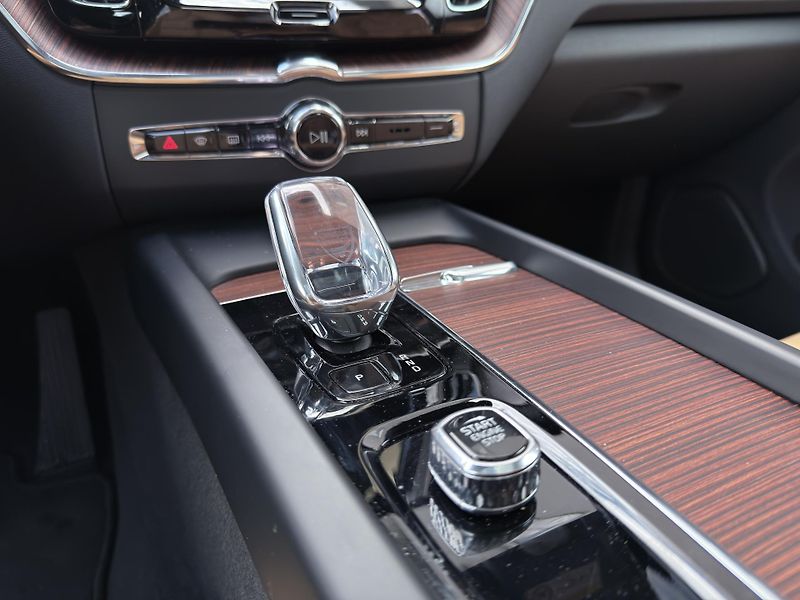 Volvo XC60 T8 AWD ULTRA BRIGHT *+ kola - fotka 25 z 59