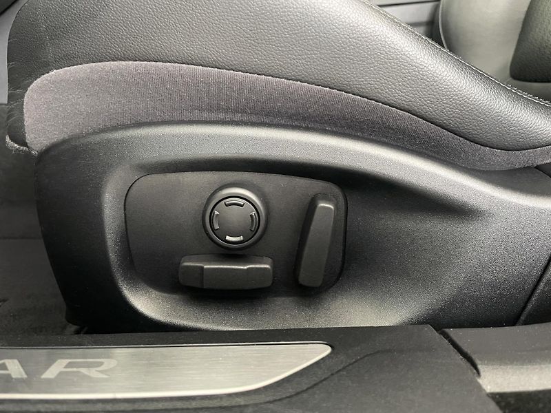 Jaguar XF 20d Prestige*Kamera*Meridian - fotka 31 z 35