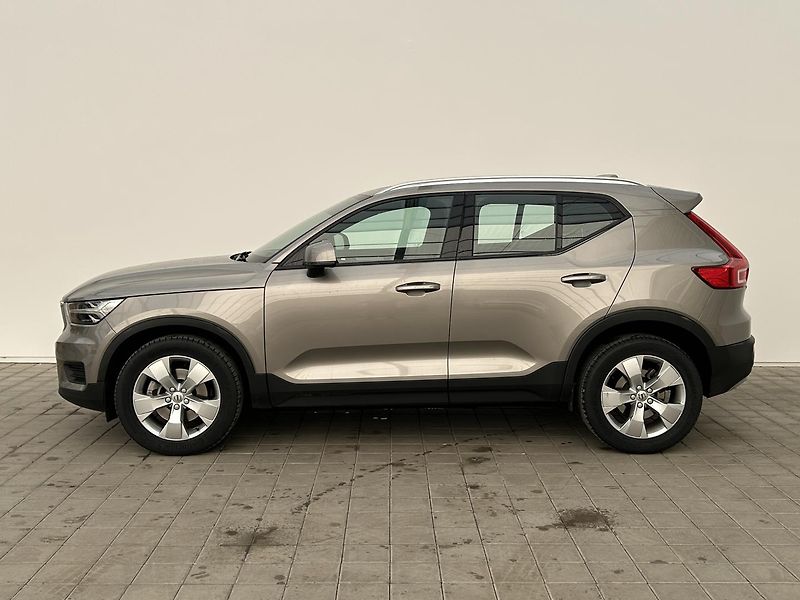 Volvo XC40 2.0  B4 Momentum Pro - fotka 8 z 31
