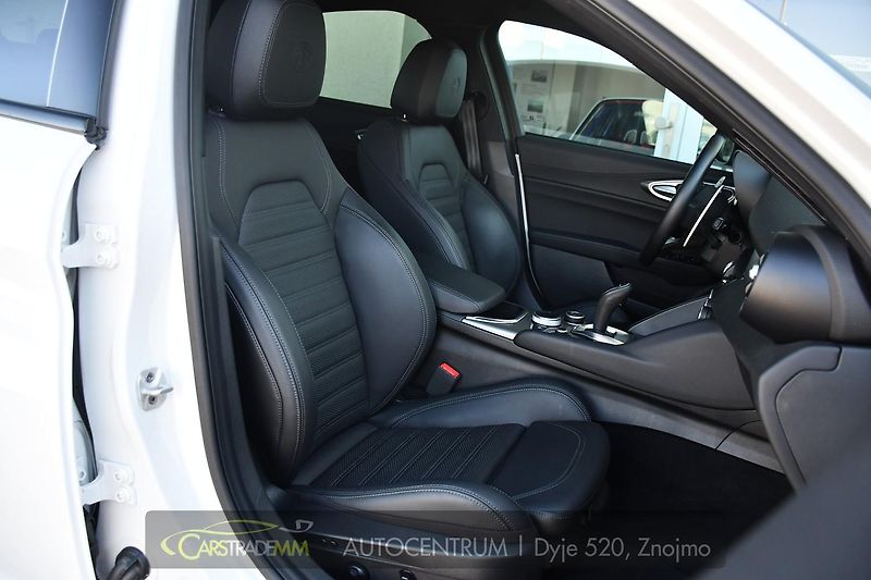 Alfa Romeo Giulia 2.0 TURBO 16V 206kW Q4 VELOCE - fotka 14 z 42