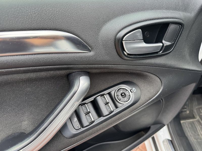 Ford S-MAX (2010) 2.0TDCi Digi Klima Tempomat - fotka 28 z 47