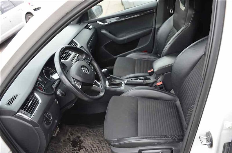 Škoda Octavia (2014) COMBI III. 2,0 TDI RS DSG - fotka 18 z 24