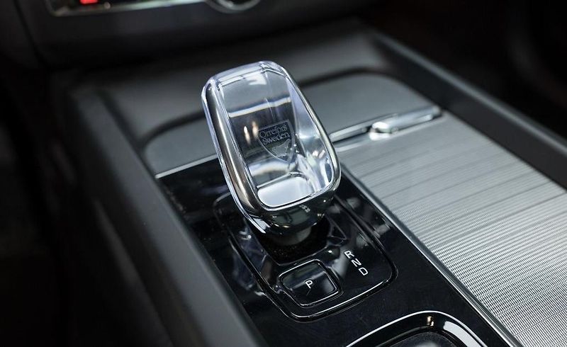 Volvo XC60 (2025) Plug-in hybrid PLUS DARK - fotka 22 z 26