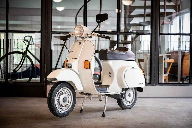 Jedna velká aukce, která se uskutečnila při nedávném Prague Car Festivalu, je za námi, další v Lysé nad Labem, už klepe na dveře. Tam je v nabídce unikátní motocykl ČZ 500 Vatikán.