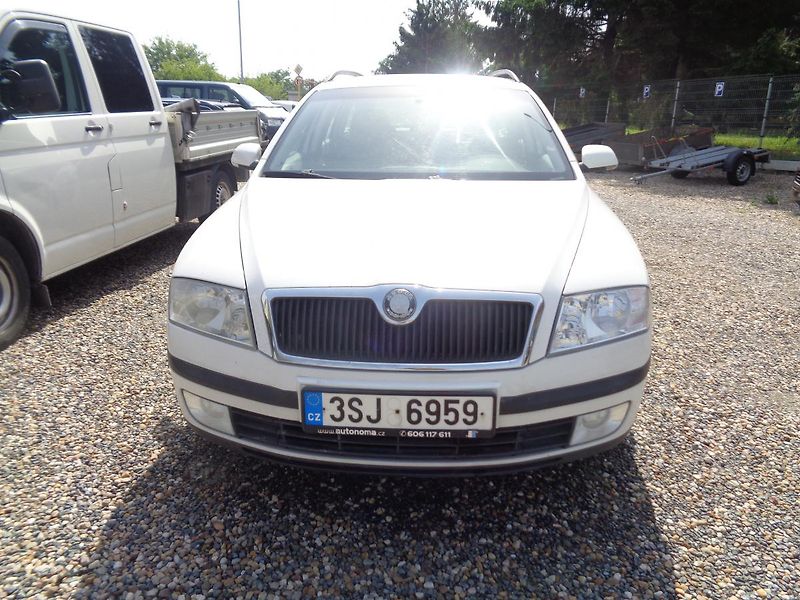 Škoda Octavia 1,6 MPI - fotka 2 z 15