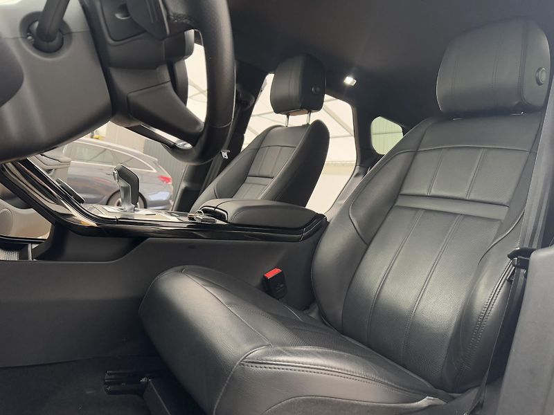Land Rover Range Rover Evoque 2.0d*4x4*R-Dynamic*132kw* - fotka 11 z 30