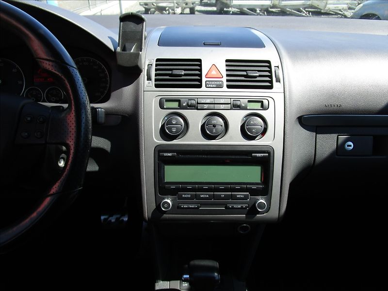 Volkswagen Touran 2.0TDi DSG Highline, 7 míst - fotka 9 z 49
