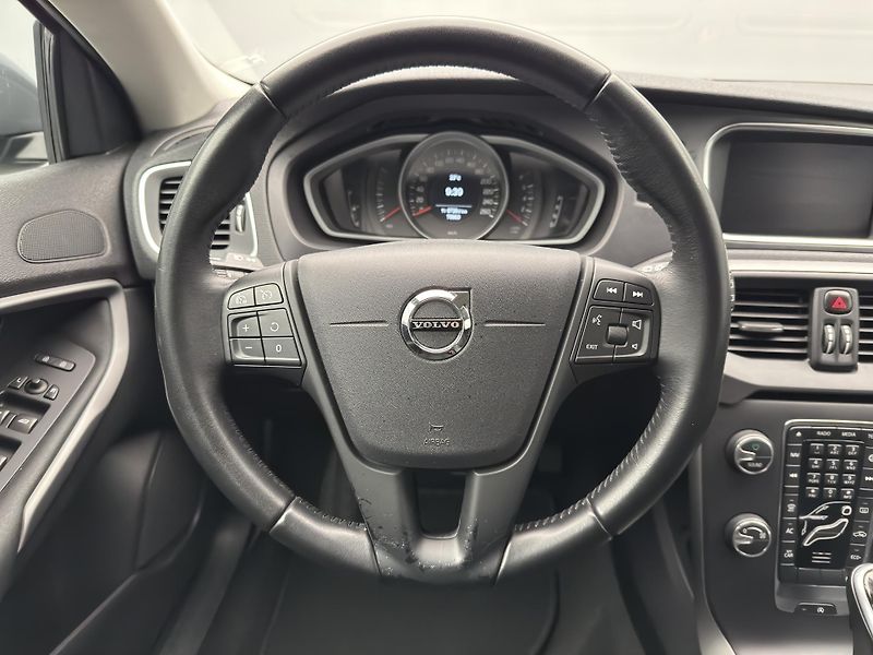 Volvo V40 T2 MOMENTUM AUT - fotka 3 z 41