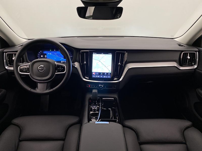 Volvo V60 T6 AWD PLUG-IN DARK REZERVACE - fotka 2 z 58