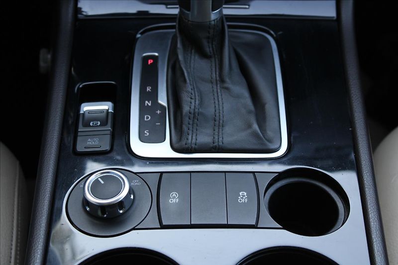 Volkswagen Touareg 3.0 TDI V6/PANOR/TAŽNÉ/NEZ.TOP - fotka 23 z 39