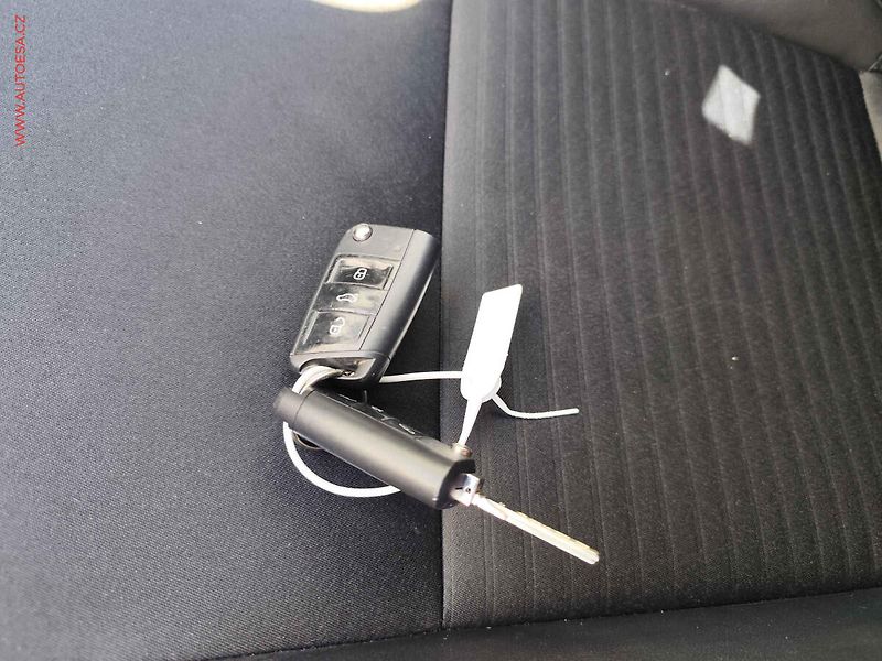 Škoda Octavia (2014) 2.0 TDi, ČR, Navi, bixen - fotka 27 z 27