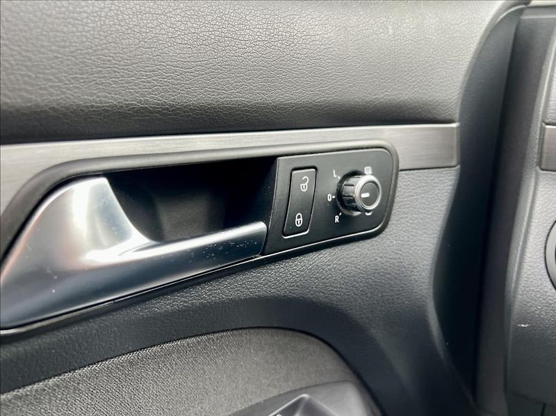Volkswagen Touran 1,6 TDi  NAVI / kamera / ALU - fotka 40 z 44