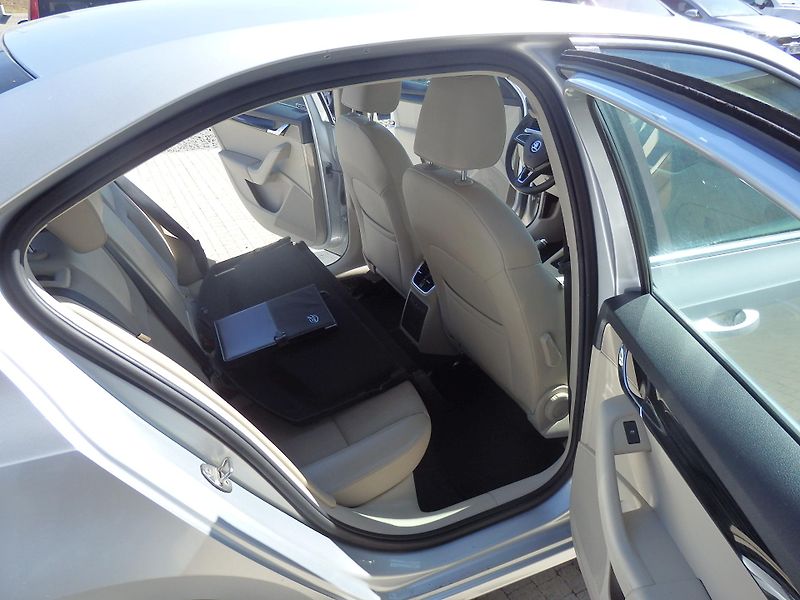 Škoda Octavia 1.6 TDI ZÁLOHOVÁNO - fotka 10 z 17