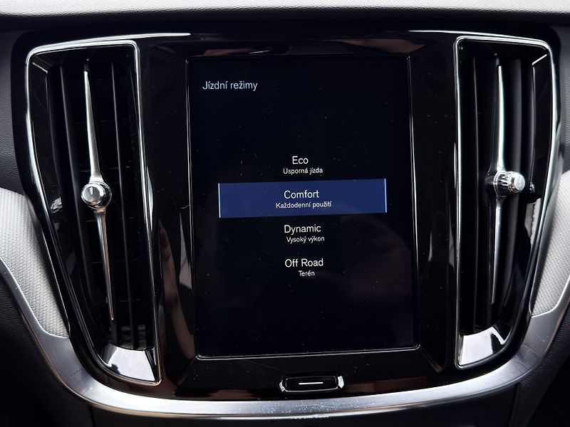 Volvo V60 CC D4 AWD // B&W // REZERVACE - fotka 27 z 44