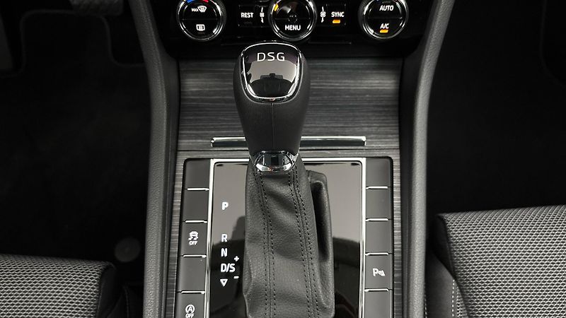 Škoda Superb 2.0 TDI DSG Style - fotka 24 z 28