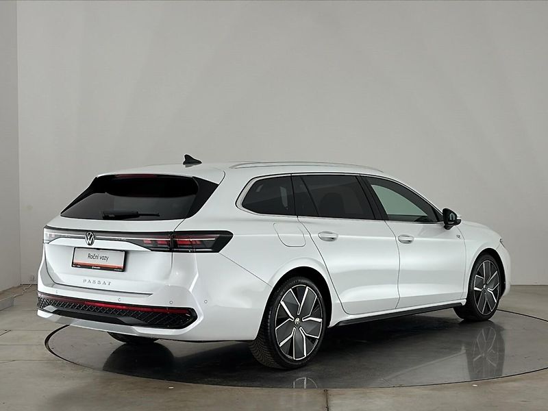 Volkswagen Passat R-Line - fotka 2 z 31