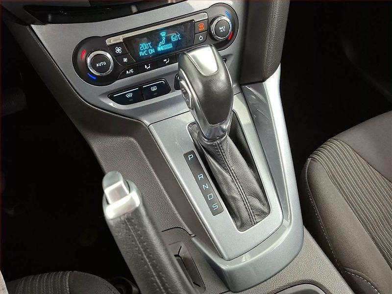 Ford Focus (2013) 2.0 TDCi, Automat, Tempomat - fotka 13 z 16