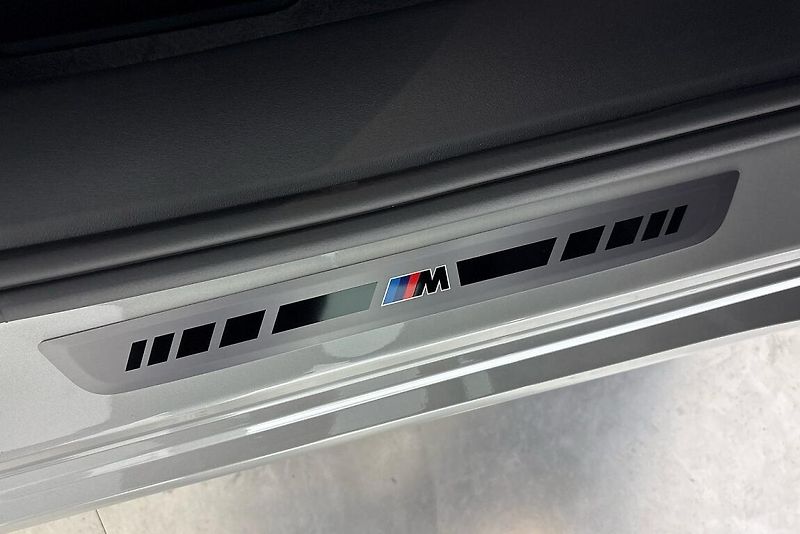 BMW iX3 40 - fotka 18 z 28