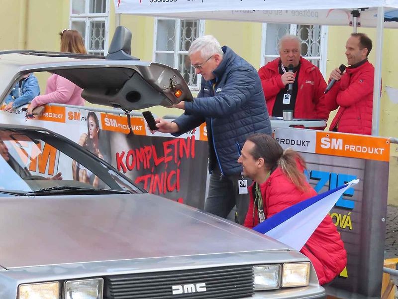 Michal a Jonáš Pavlíčkovi na startu. Rallye Spring Classic startovalo v sobotu 12. dubna dopoledne z jihočeského Tábora. Na trasu 231 kilometrů vyrazilo 100 posádek.