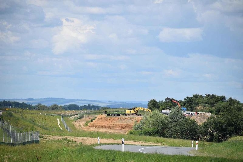 Dálnice od Hulína po Fryšták je dokončená v celé délce, řidičům se otevře v sobotu 20. června 2026