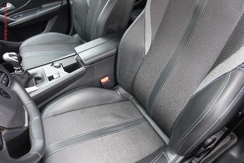 Peugeot 308 (2022) 1.2PT, ČR, Allure - fotka 9 z 21