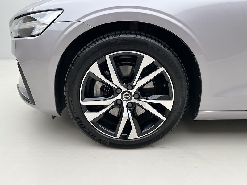 Volvo V60 B4 DARK PLUS 1. maj. - fotka 15 z 41