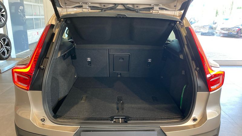 Volvo XC40 ULTIMATE DARK, B4 FWD, 145+10 - fotka 9 z 37