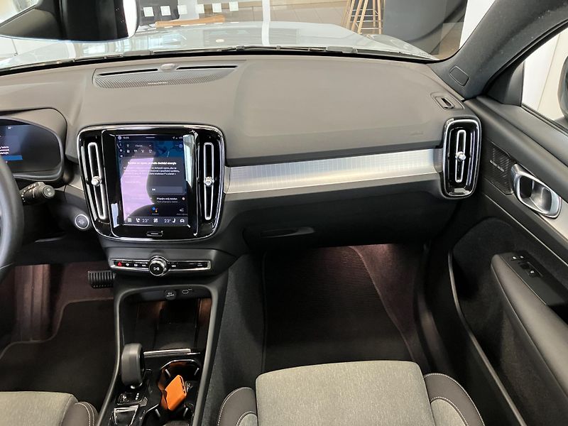 Volvo XC40 B3 FWD Plus Dark AT7 - fotka 15 z 39