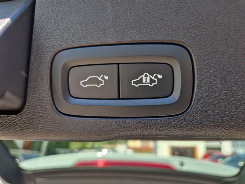 Volvo XC60 2,0 B4 AWD Plus Dark - fotka 12 z 17