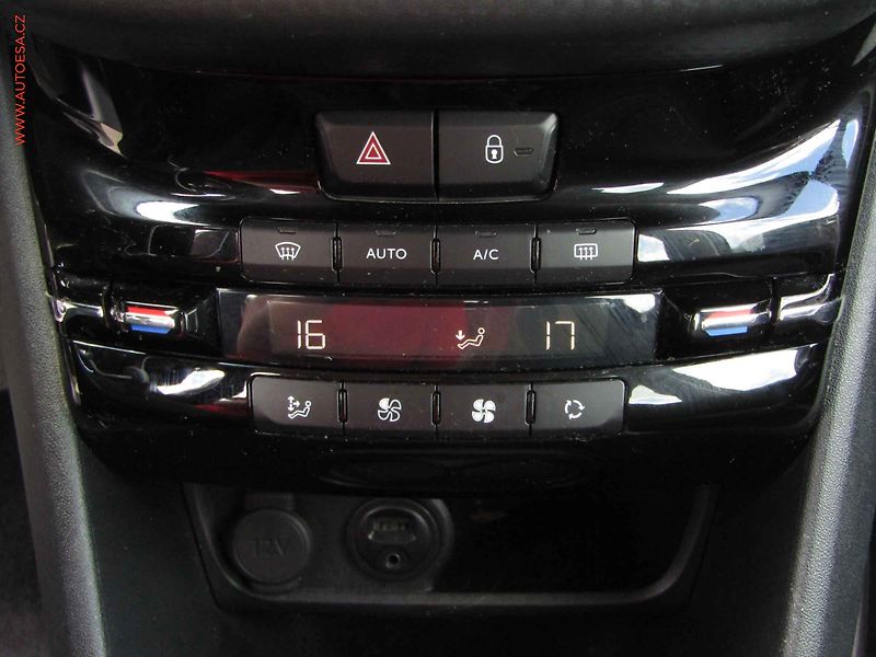 Peugeot 2008 (2016) 1.2 PT, ČR, AC, tempo, park - fotka 14 z 19