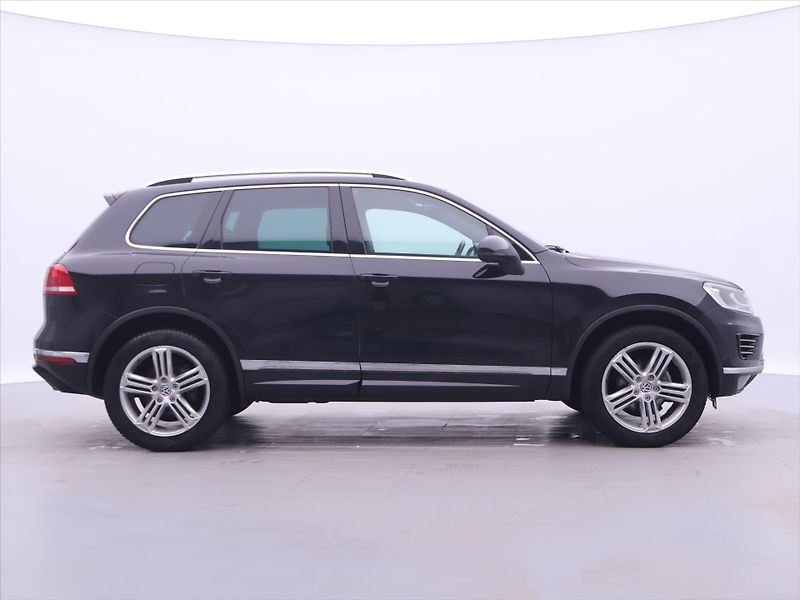 Volkswagen Touareg 3,0 TDI V6 DSG R-LINE CZ 4M - fotka 8 z 37