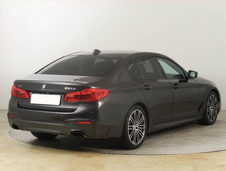 BMW Řada 5 (2020) M Sport 530d - fotka 5 z 27