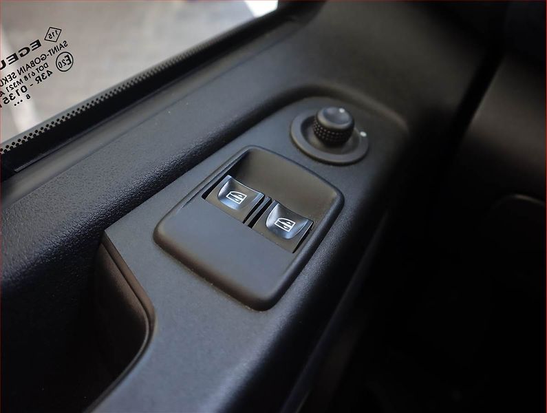 Opel Vivaro (2019) 1.6 BiCDTI, Bus, 9Míst - fotka 17 z 19