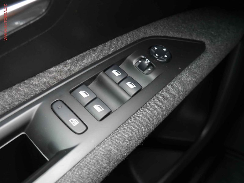 Peugeot 3008 (2018) 1.5HDi, 1.maj,ČR, Active, TZ - fotka 11 z 18