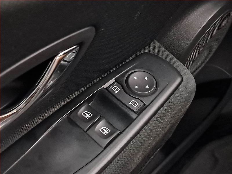 Renault Mégane (2014) Confort 1.6 16V, ČR,1.maj - fotka 15 z 16