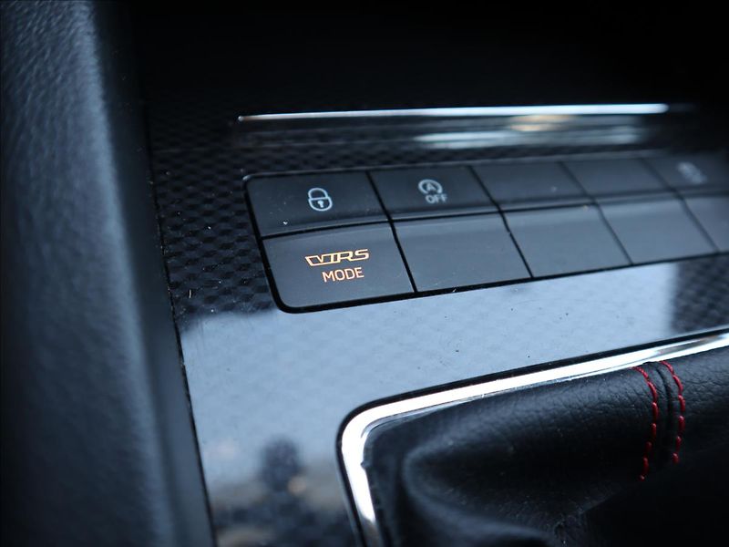 Škoda Octavia 2,0 RS TDi Nové Rozvody, Brzdy - fotka 25 z 32