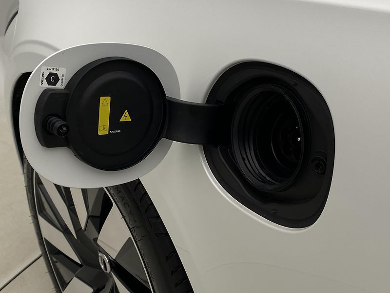 Volvo V90 T8 AWD RECHARGE DARK ULTRA - fotka 38 z 65