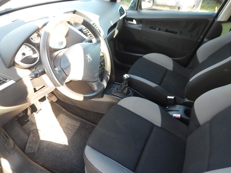 Peugeot 207 1.4 i 70 kw - fotka 8 z 13