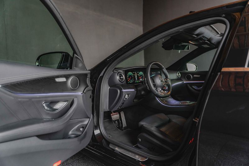 Mercedes-Benz Třídy E (2022) 53-AMG-4M-PANO-DIS-360-GTsport - fotka 12 z 17