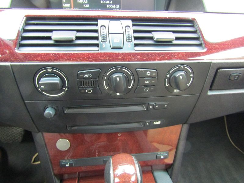 BMW Řada 5 (2006) 3.0D X-DRIVE 170kW - fotka 33 z 38