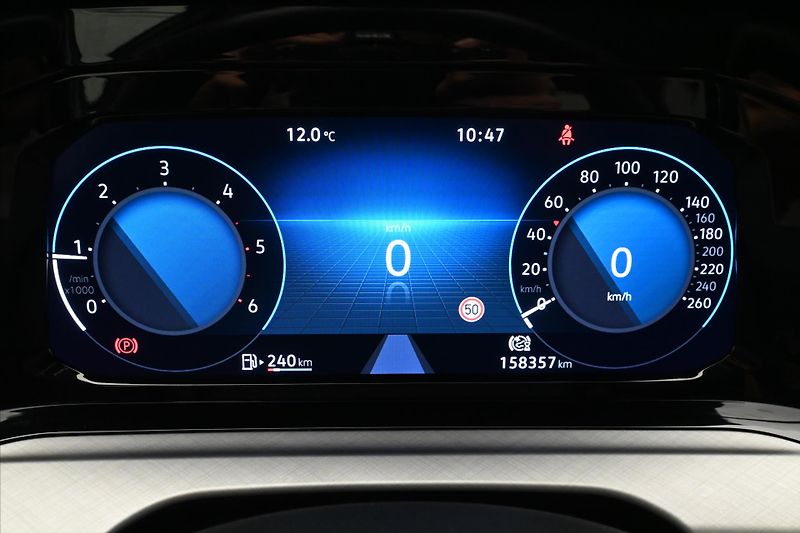 Volkswagen Golf 2,0 TDI 110kW Life LED Záruka - fotka 16 z 31