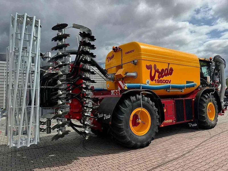 V neděli začíná veletrh Techagro na brněnském výstavišti. Vystavovatelé už tam přivážejí velké stroje. Foto: BVV