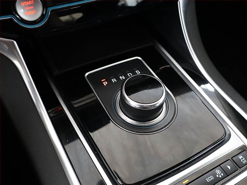 Jaguar XE (2016) 20d AWD, 4X4, Automat - fotka 11 z 16