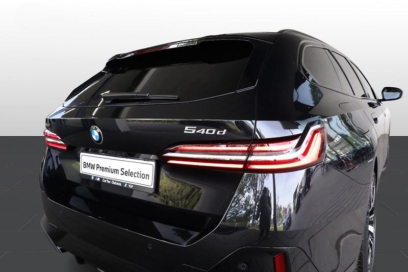 BMW Řada 5 540d xDrive Touring - fotka 24 z 35