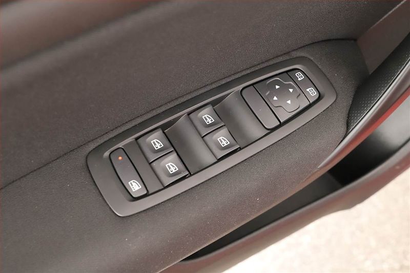 Renault Mégane (2018) Limited 1.6 SCe, Tempomat - fotka 9 z 13