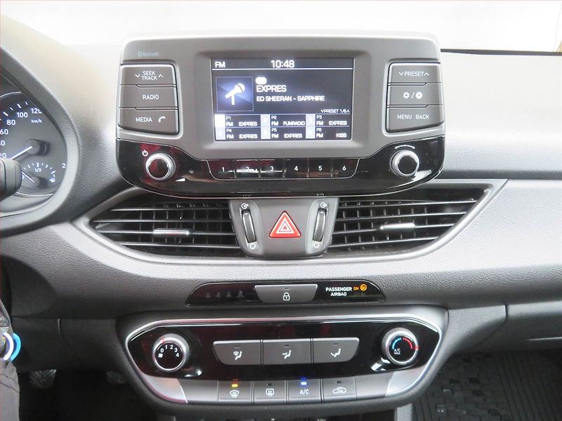 Hyundai i30 (2017) Comfort 1.4 CVVT, Serv.kniha - fotka 12 z 18