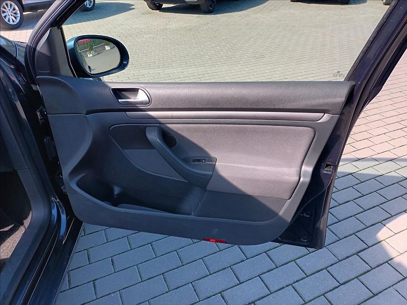 Volkswagen Golf 1,6 75kw,AUTOMAT,SERVISKA - fotka 22 z 35