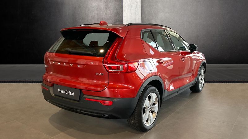 Volvo XC40 PLUS DARK, B4 AWD, 145+10 kW / - fotka 3 z 38
